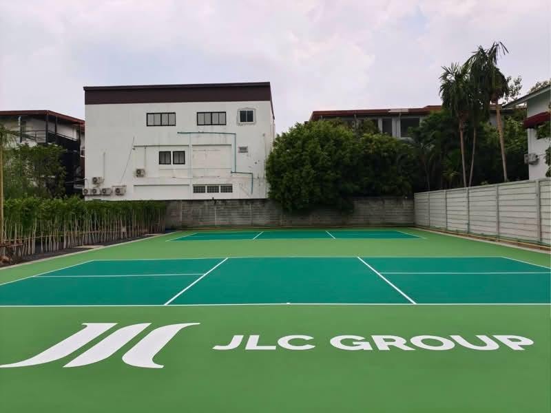 สนามพิคเคิลบอล Acrylic Hardcourt โทนเขียว สกรีนโลโก้ JLC GROUP ที่ Jula’s Herb ลาดพร้าว