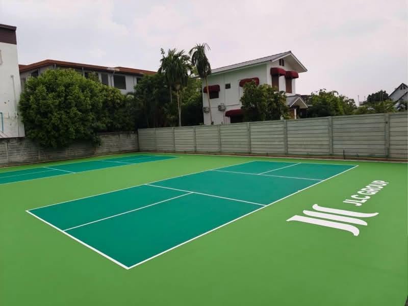 มุมมองสนามพิคเคิลบอล Acrylic Hardcourt สองเฉดเขียว พร้อมเส้นสนามสีขาว ลาดพร้าว กรุงเทพฯ