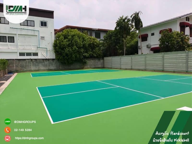 สนามพิคเคิลบอล Acrylic Hardcourt มุมกว้าง เห็นพื้นที่รอบสนามโทนเขียวอ่อน ลาดพร้าว