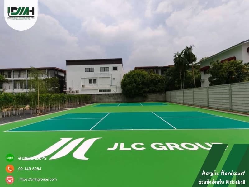 สนามพิคเคิลบอลโทนเขียว สกรีนโลโก้ JLC GROUP กลางพื้นที่รอบสนาม ลาดพร้าว กรุงเทพฯ