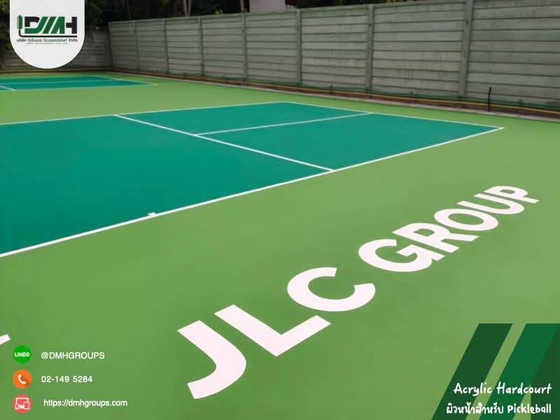 รายละเอียดโลโก้ JLC GROUP สกรีนบนผิวอะคริลิกข้างสนามพิคเคิลบอล ลาดพร้าว
