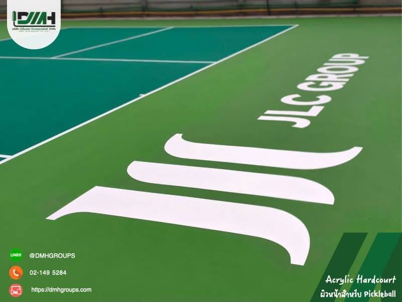 ระยะใกล้โลโก้ JLC GROUP บนพื้นสนามพิคเคิลบอล Acrylic Hardcourt ลาดพร้าว