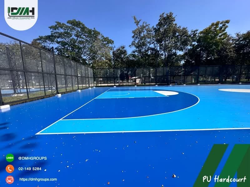 สนามบาสเกตบอล PU Hardcourt สวนสาธารณะเวียงละกอน ลำปาง มุมกว้างเห็นรั้วรอบสนาม รูปที่ 8