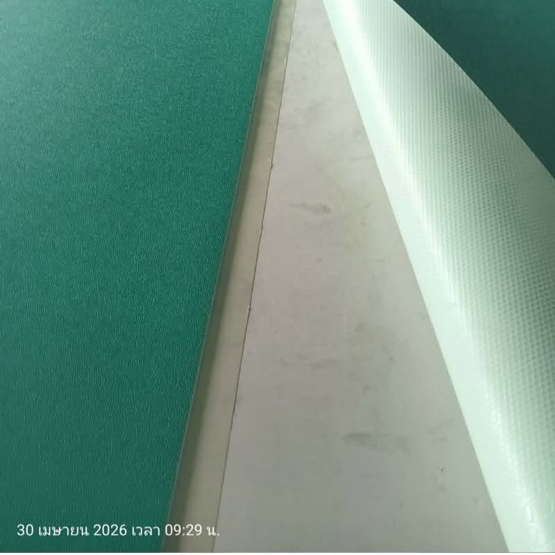ด้านหลังแผ่นพื้น PVC Sport ลายตารางและผิวหน้าสีเขียวบนพื้นคอนกรีตก่อนปู รูปที่ 3