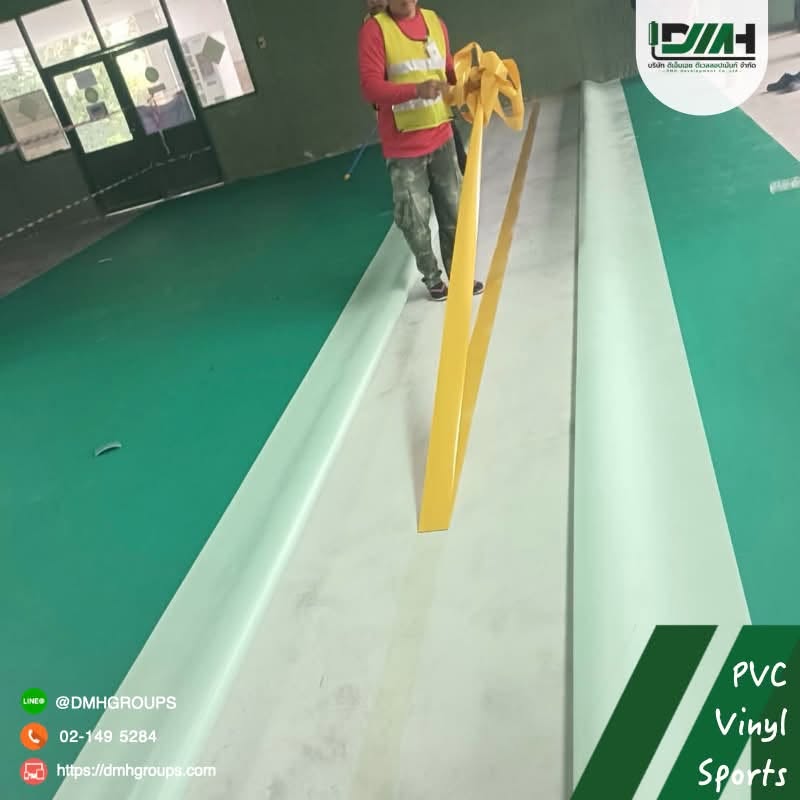 ช่างกำลังปูแผ่นพื้น PVC Sport ทีละม้วนบนพื้นคอนกรีตในอาคาร รูปที่ 6