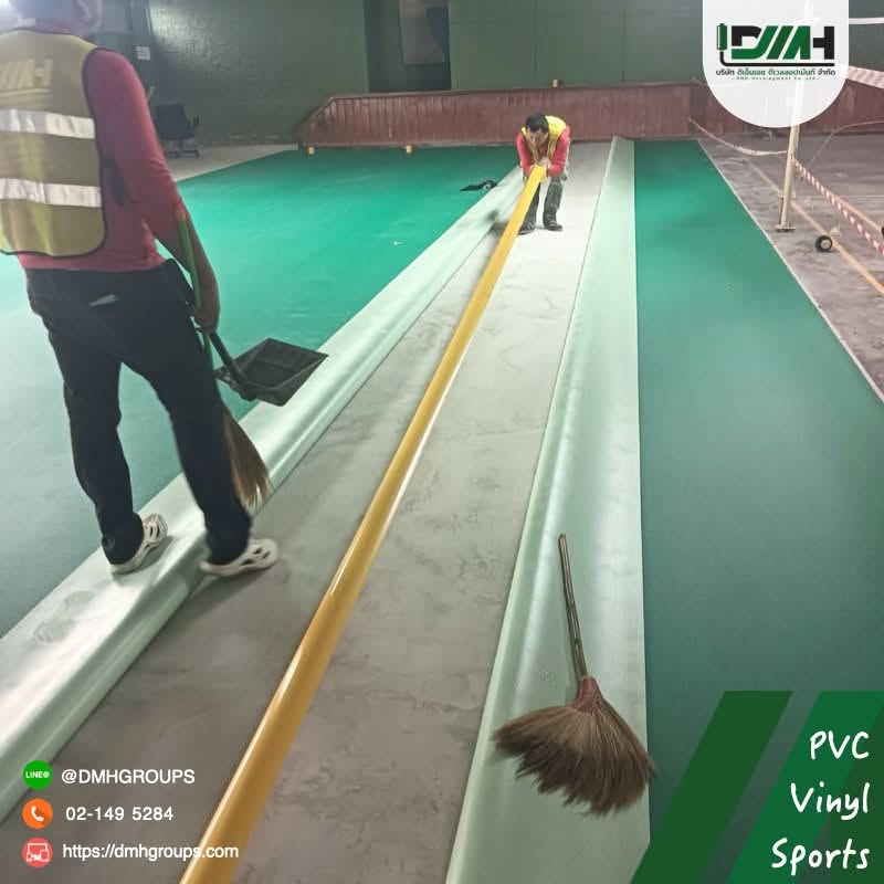 ช่างกำลังคลี่และจัดแนวแผ่นพื้น PVC Sport ในสนามแบดมินตันก่อนยึดติดพื้น รูปที่ 7