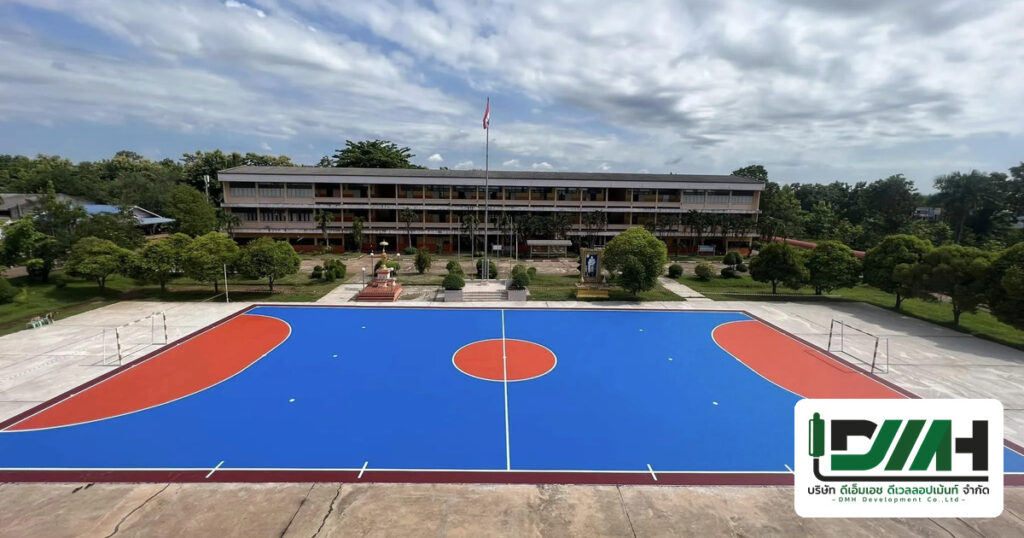 ผลงานติดตั้งพื้นสนามกีฬาโดย DMH Groups — งานพื้นสนามเทนนิส Acrylic Sport Hardcourt ไซด์งานโรงเรียนปลาปากวิทยา จังหวัดนครพนม